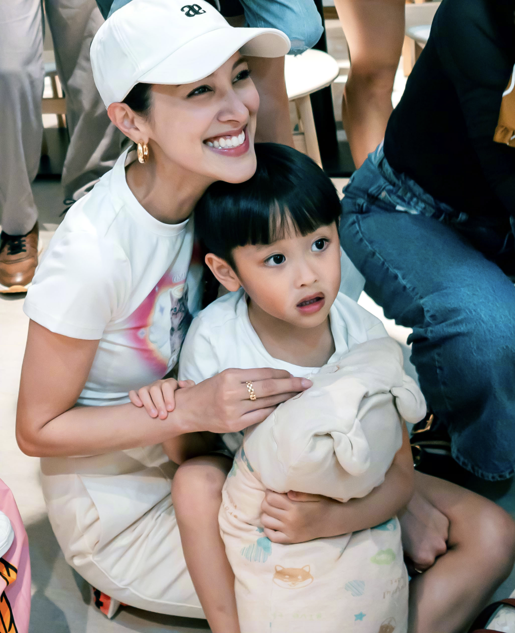 胡杏儿晒全家福为次子庆生,4岁Ryan徒手抓蛇超勇敢,郑嘉颖妻儿现身