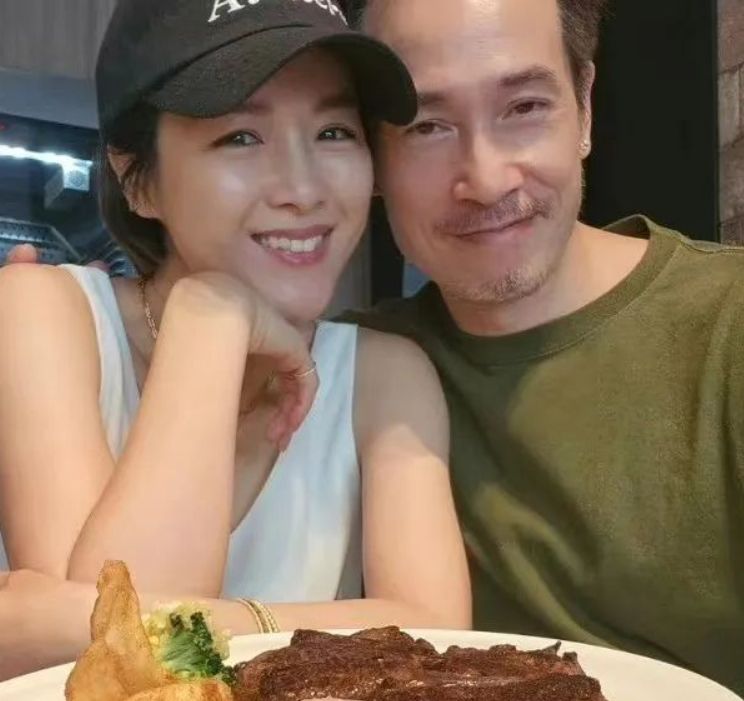 相差22岁？没有关系，这对“父女恋”越来越甜了