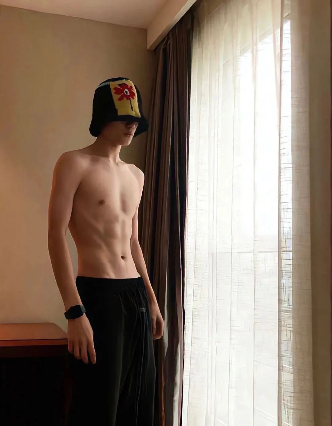 暴瘦15斤后，00后弟弟秒变内娱新男友：8块腹肌，太欲了！