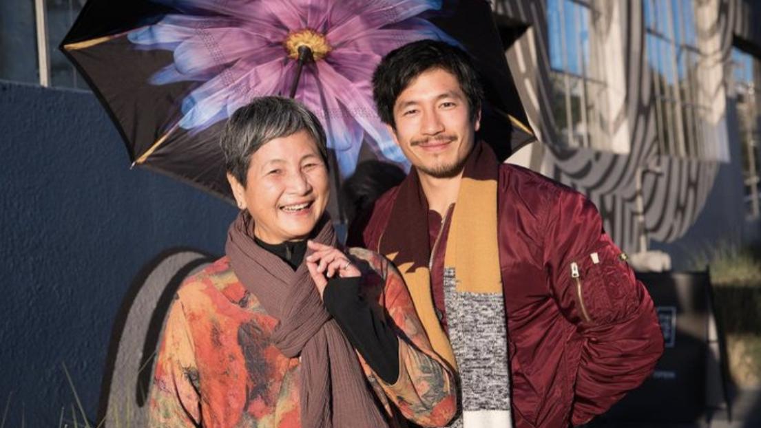 郑佩佩37岁儿子官宣生子，抱儿子合照父爱流露，自曝妻子在家生产