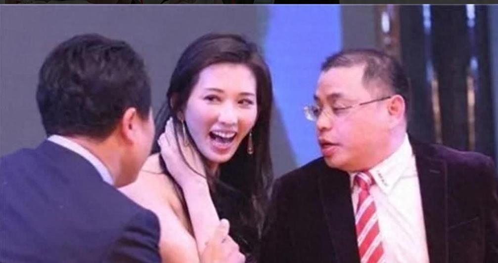 明星在资本面前有多卑微，杨幂被搂腰，张艺谋酒局被推一声不敢吭