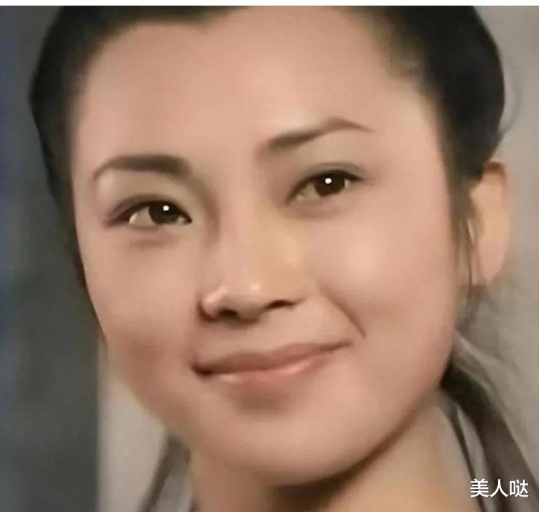 李连杰罕见晒家庭照，61岁利智断崖式衰老似干瘪老太，62岁黄秋燕仍风姿绰约