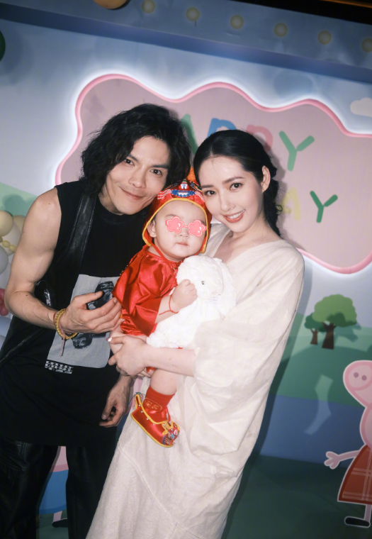 阿Sa|向佐夫妇为二胎儿子庆生!1岁向笙穿衬衫系蝴蝶结,宛如王室王子