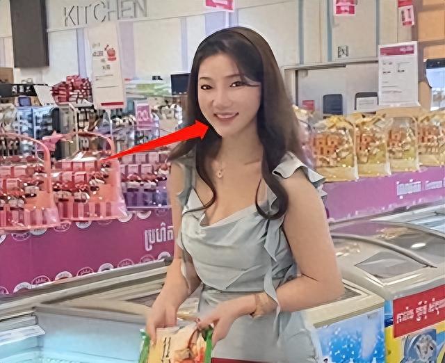 中华小姐回应牙齿被拔光,穿赵露思同款衣服摆拍,耳朵被割戴假耳