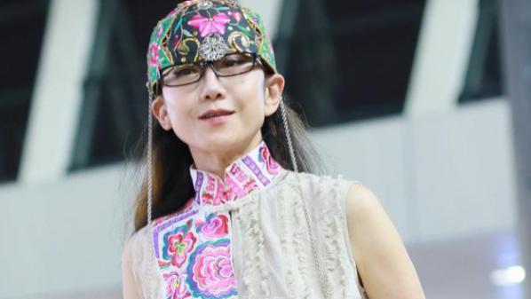 杨丽萍又惹争议“衣服是画的”身上的纹路看得一清二楚