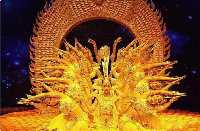 侯祥：9岁停止发育，出道18年只能演小孩，和妻子同框被嘲像母子