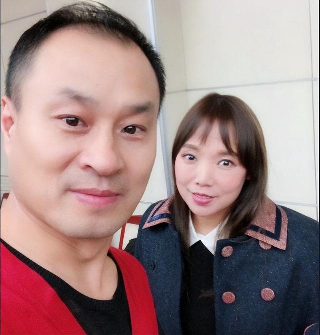 13对赵本山徒弟夫妻对比，文松老婆貌美如花，王小虎老婆撞脸周涛