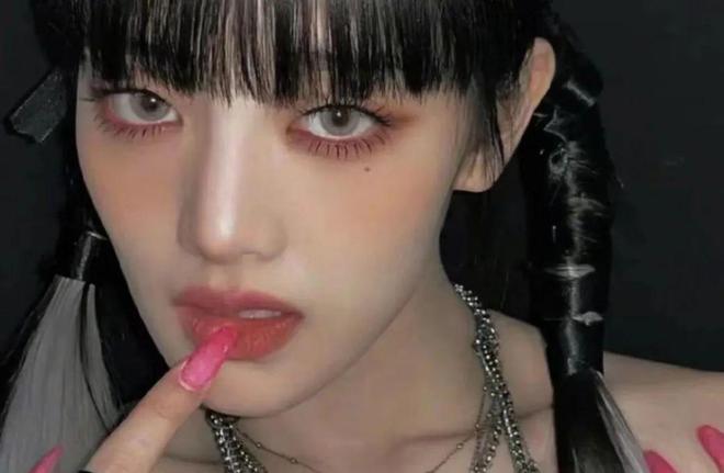 彩妆 她只是笑了一下，就让X音700w粉丝原地破防？