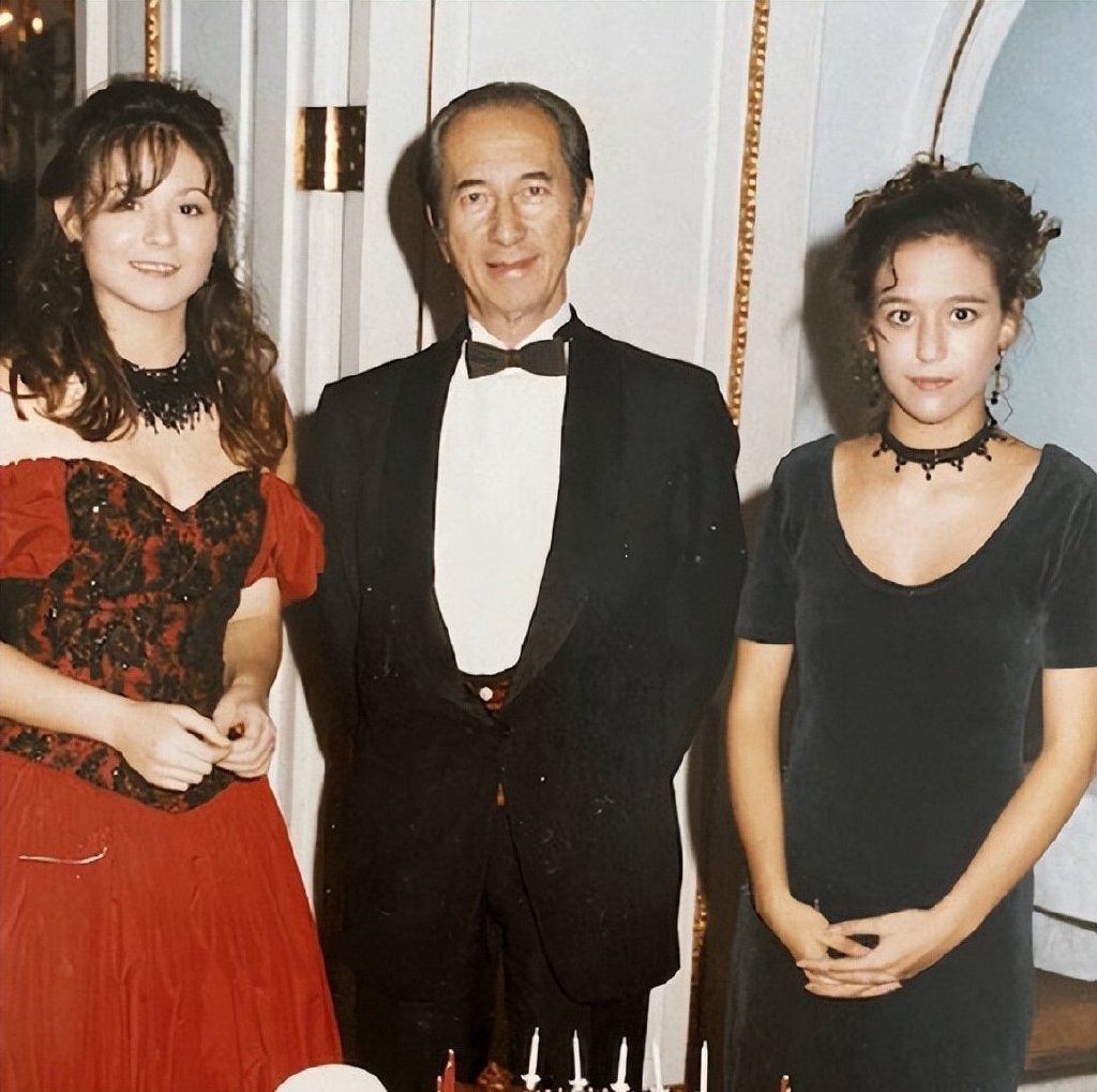 |赌王长房孙女罕见出镜,何家华与妹妹同框现身,何家文混血感十足