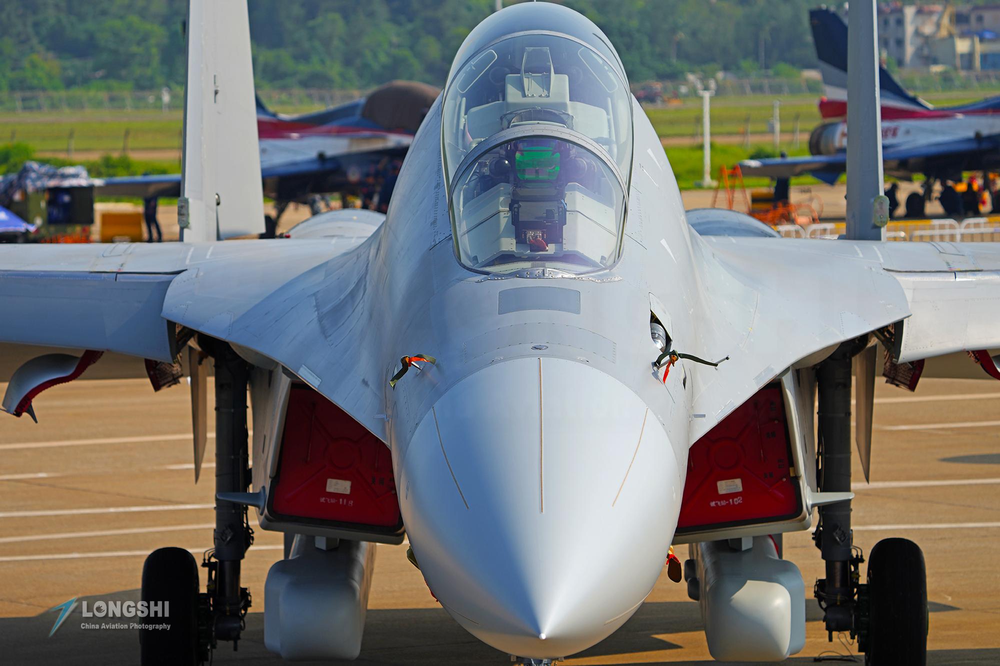 解放军歼-16d"咆哮狼"电子战机具备强大的电磁干扰能力,通过携带的4个