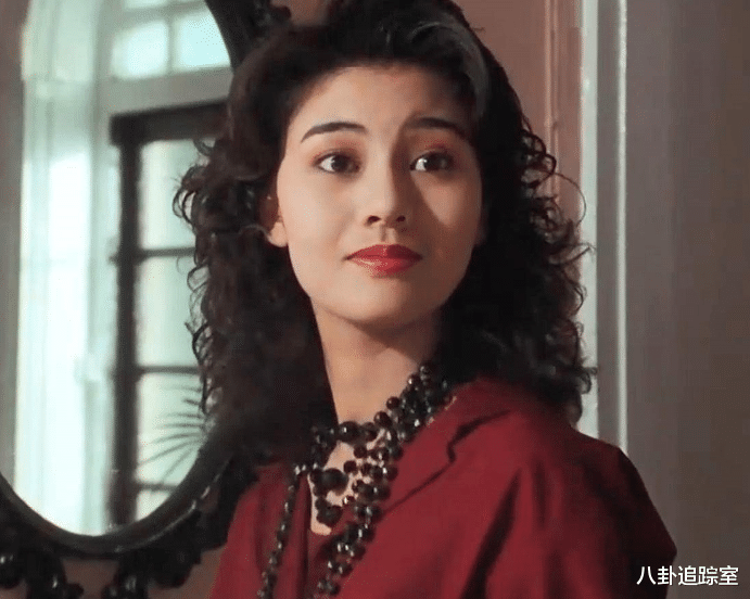 李嘉欣|许晋亨携妻现身机场,李嘉欣穿紫裙像在逃公主,与老公同框似父女