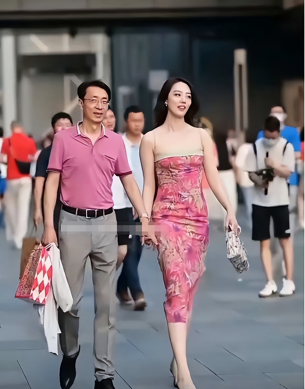 招聘|工厂招聘标准火了，“高学历懂法律、低学历会打人”，只要中间的