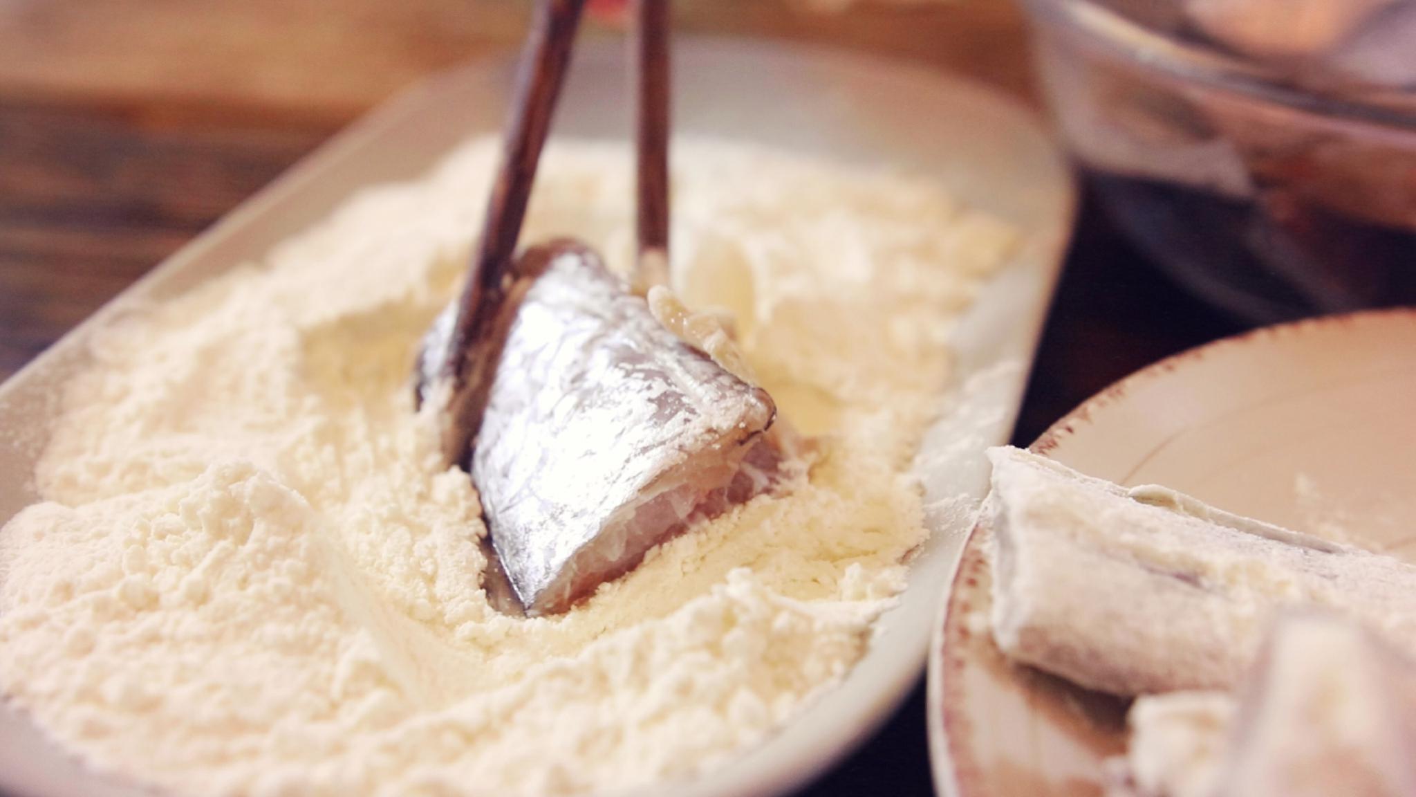 带鱼|炸带鱼时，直接裹面粉就错了，难怪一点不酥，厨师教你正确做法