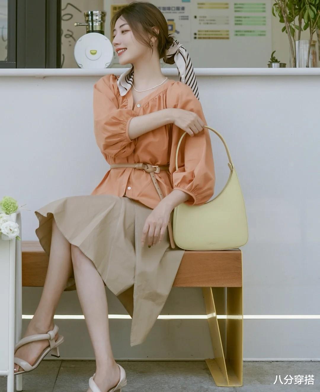 连衣裙|35岁的职场女性怎么穿？身穿一件连衣裙遮肉显瘦，而且还很洋气