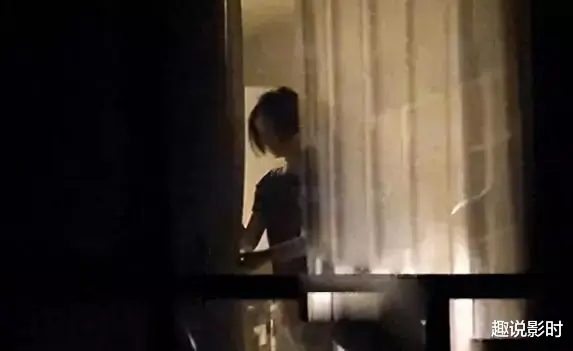 深夜拔萝卜,周冬雨终究藏不住混乱的私生活,网友大骂;荡妇!