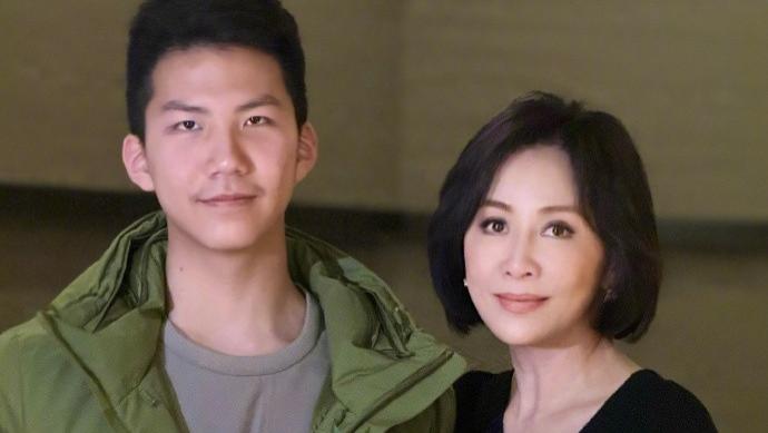 刘嘉玲晒与胡军儿子合照，感慨干儿子康康长太快：一晃眼一米八