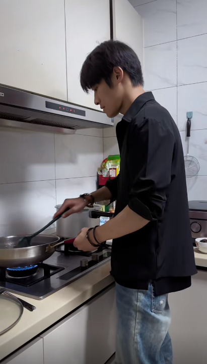 大杨哥妻子两周年纪念，豪宅内亲自下厨庆祝，女方表情冷淡疑摆拍