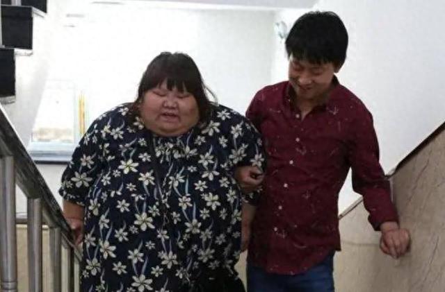 昔日校花被丈夫喂到330斤、睡塌两张床，丈夫：我怕她被别人抢走