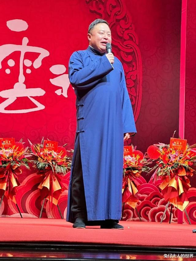 德云社撂地演出，众演员带来评书、单口，网友：没第一天热闹了