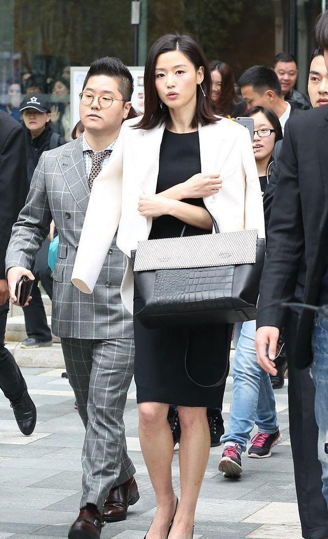 全智贤罕见现身，举手投足尽显贵妇气质，身边围着十几个黑衣保镖