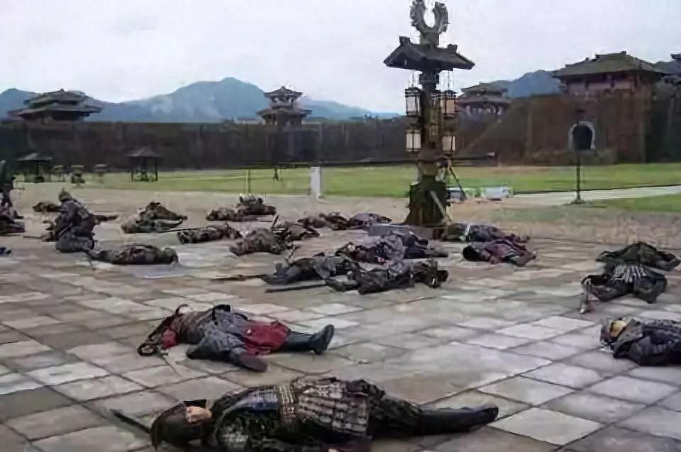 裸替一天8000元，床戏、吻戏全都是真的，揭秘20万群演的真实状况！