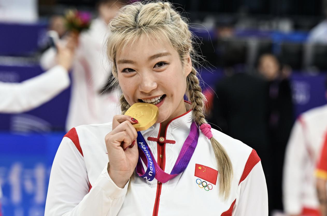 洒脱!女篮王牌承认爱美,喜欢化妆美甲,打工一年挣600万太惬意