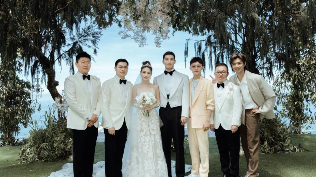 窦骁|张一山祝窦骁何超莲新婚快乐，伴郎团合照首公开，陈柏霖罕见露面
