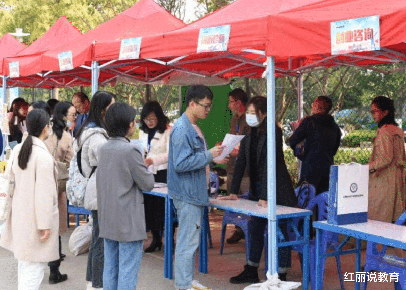 专科生这下亏大了?多所高校延续政策调整,专科生的选择更少了