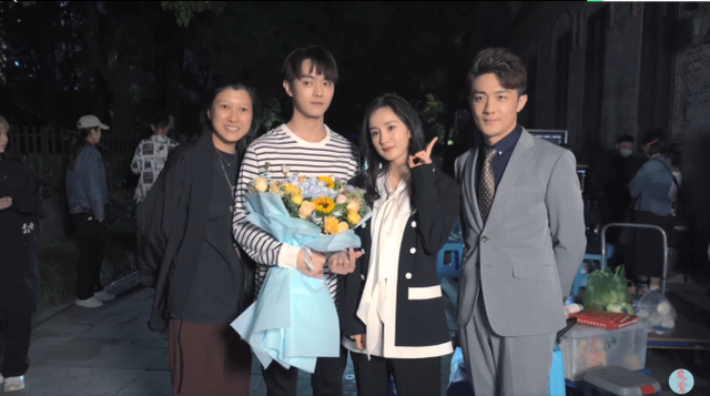 杨幂|?杨幂许凯情人节海报曝光,甜蜜合影置身花海似官宣