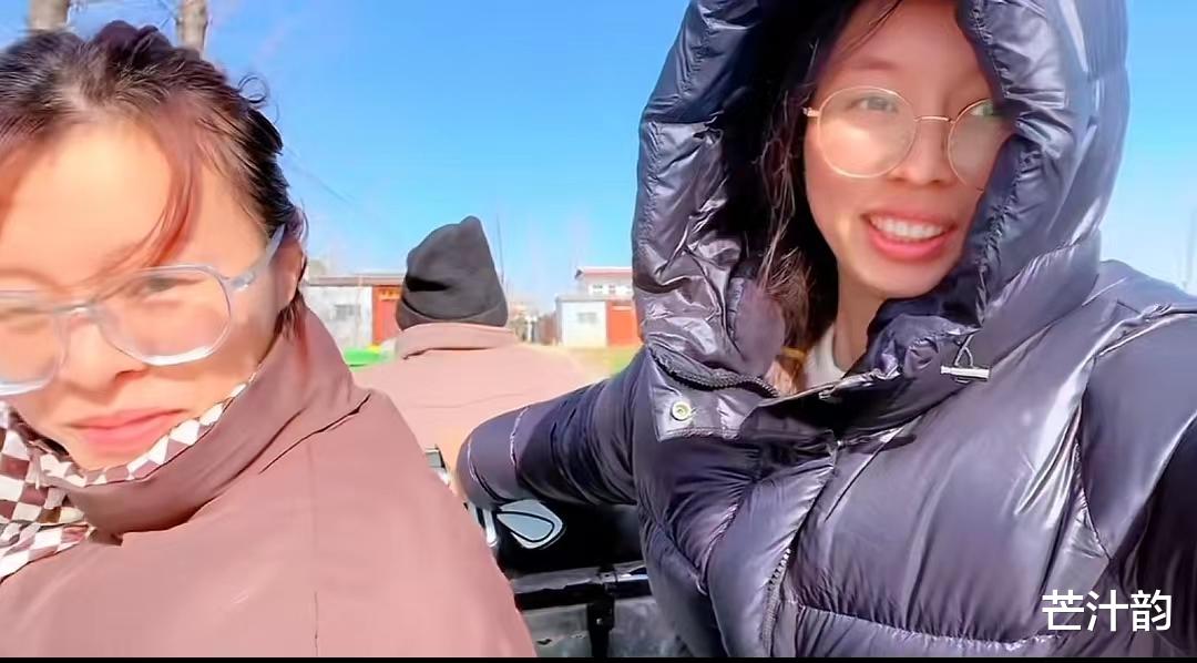 不忘初心?许敏亲儿媳田静晒大棚干活画面,老公郭威与家人晒太阳