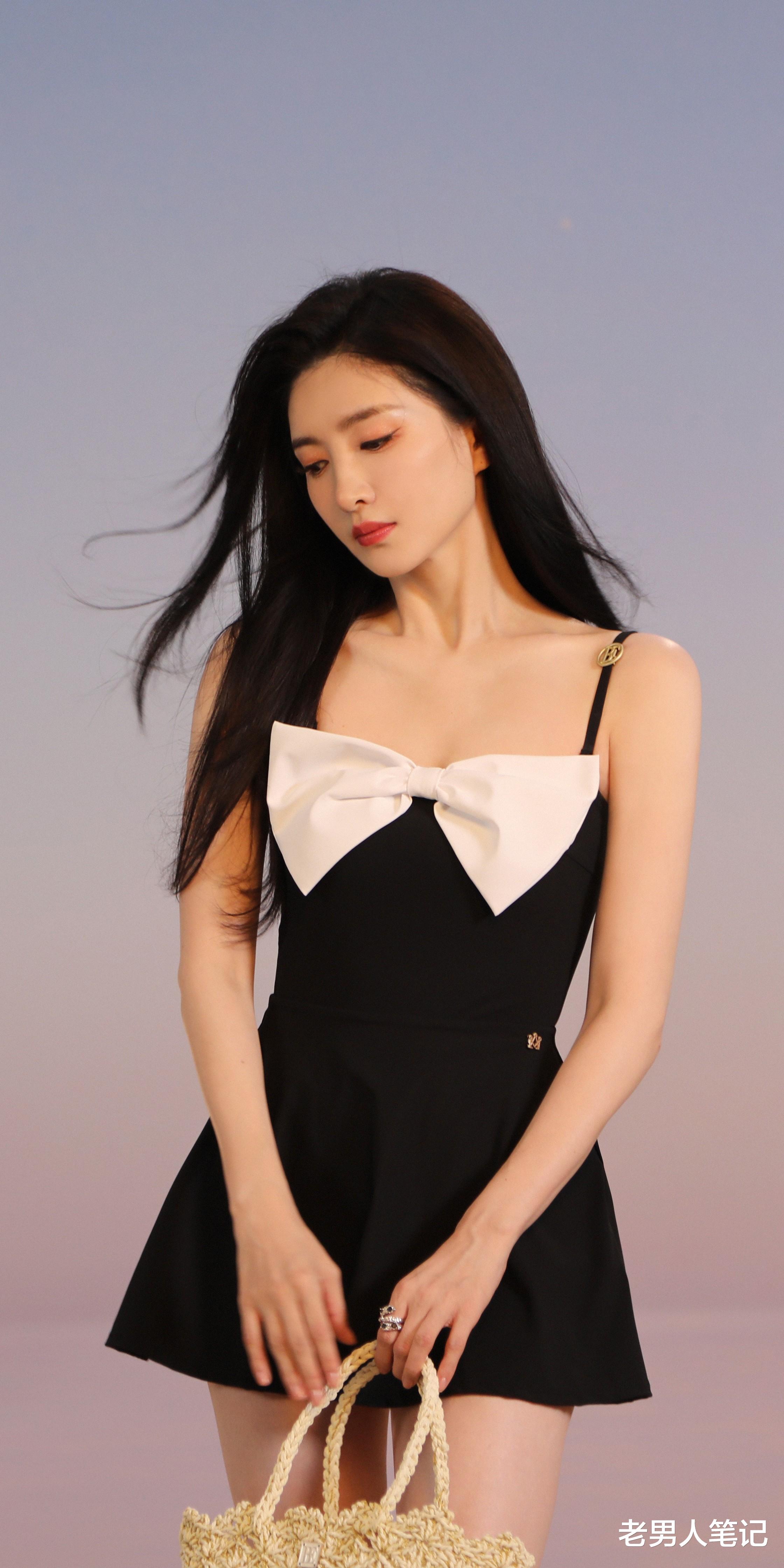 江疏影|江疏影罕见秀身材，身穿火龙果泳装，满满的夏日风情