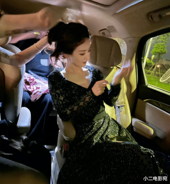 杨紫|被“骗”合影仍强颜欢笑,这一夜,将赵丽颖的无奈展现得淋漓尽致