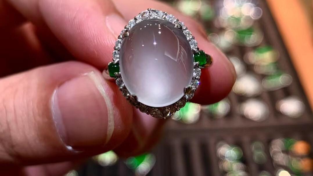 玻璃种翡翠，透明如水，你能读懂这份清凉吗？