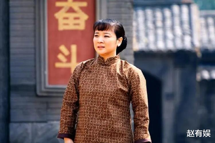 出轨惯犯陈小艺:多次夜会小鲜肉,55岁不死心,体验萧亚轩的快乐