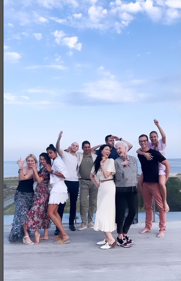 54岁邓文迪真嗨皮!和马斯克妈妈热舞,穿白裙嫩如小丫头让人羡慕