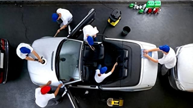 欠债800亿逃亡国外的他，带走明星女友与61亿，父亲葬礼也没回来