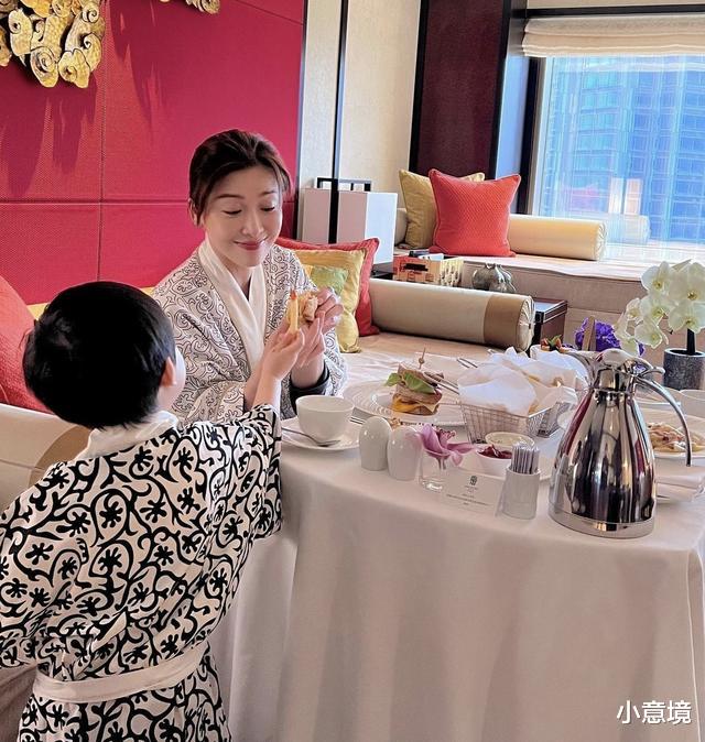 周励淇|周丽淇婚后5年首晒正面全家福！与傅程鹏为3岁儿子庆生，懒理争议