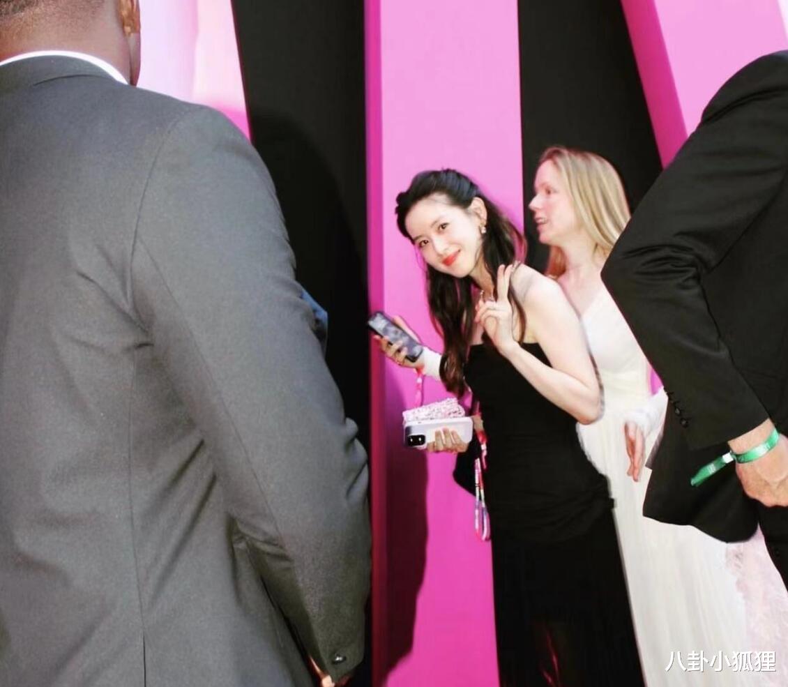 章泽天|章泽天出席戛纳晚宴，手机绳价格引热议，网友：除了她没人敢戴