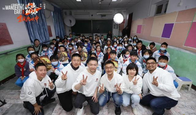 流浪地球2|票房再次“狂飙”，排片第三，票房重回第一！小破球2有多能打