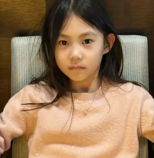 大美人预定!陈冠希6岁女儿头骨优越,妈妈的轮廓爸爸的五官,简直绝杀