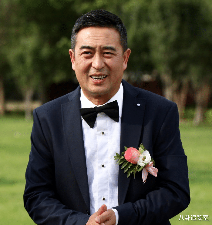 影帝张嘉译被传婚变!晒同框照两人全程零交流,知情人出面透真相