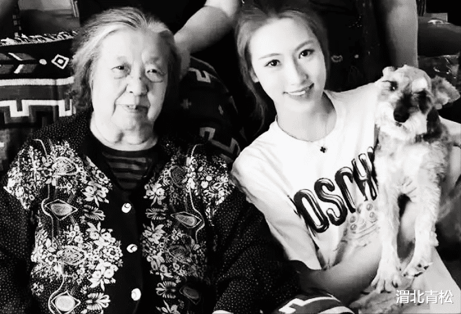 陈佩斯|母亲去世还娱乐?陈佩斯一家被批没孝心,不顾传统戴红围巾、旅游