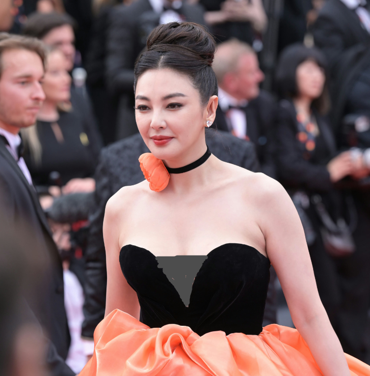 戛纳|戛纳开幕红毯华人明星待遇:巩俐专人清场拍照,关晓彤被保安催促