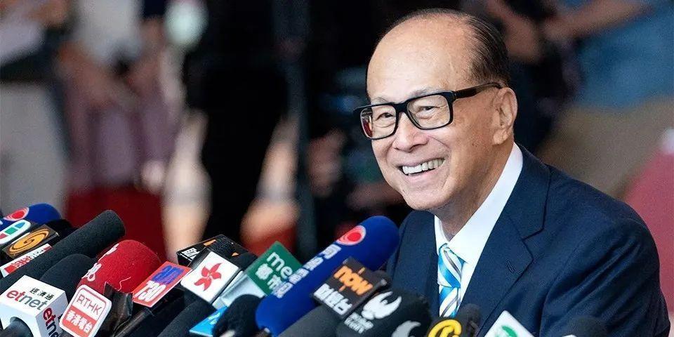 许多|李嘉诚活得有多累？出门25位保镖随行，吃饭只吃青菜豆腐！