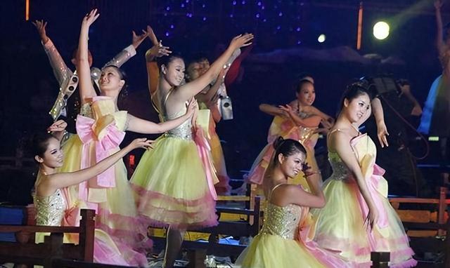 许家印亲自“面试”恒大歌舞团,三朵金花照片流出,如今嫁大人物