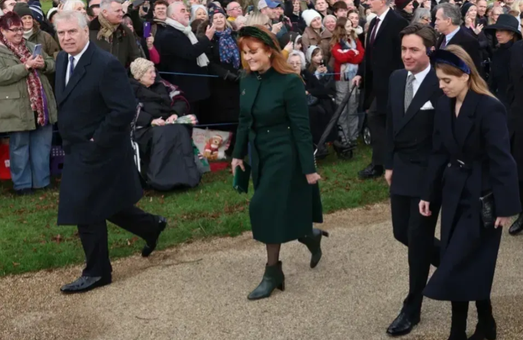 查尔斯前弟媳莎拉，一身圣诞色仍然风韵犹存，年轻时和戴妃是闺蜜