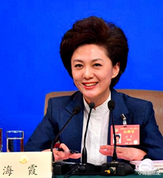 年过50岁的海霞依旧青春洋溢,端庄又优雅,秘诀在这几点