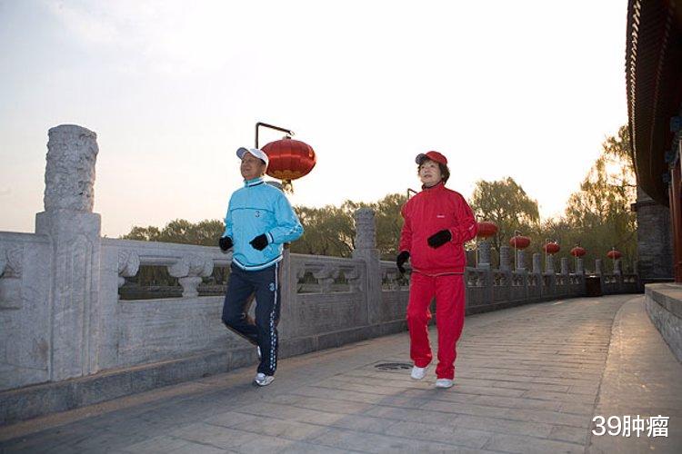 晨起喝杯水等于喝细菌?提醒:起床后,这4件事别急着做,没好处