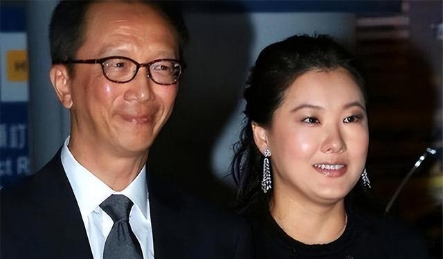 伏明霞|02年香港财神爷娶小26岁伏明霞,婚后不改风流,与妻子闺蜜传绯闻