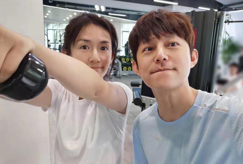 何炅|何炅庆生现场照曝光,与男性朋友依偎合照引热议